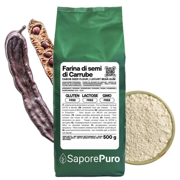Farina di semi di carrube SaporePuro, origine Italia, in confezione da cucina, dettaglio di polvere fine e colore chiaro