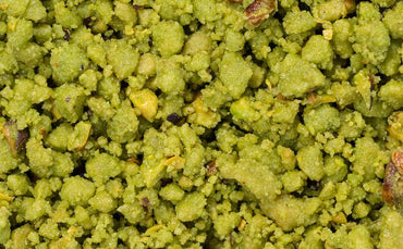 Crumble senza glutine SaporePuro al gusto di pistacchio, confezione da 1kg, con pezzi di crumble dorato e pistacchi.