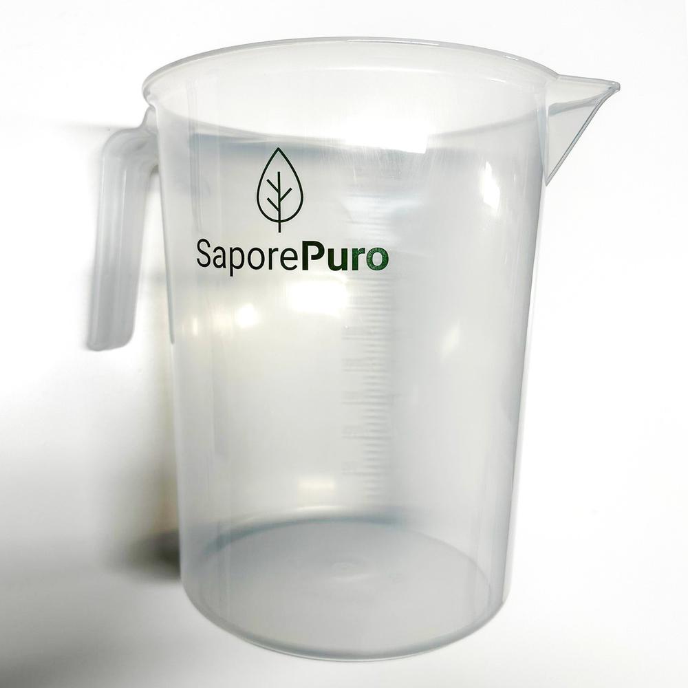 Caraffa graduata da 5 litri SaporePuro, accessorio in vetro con etichette di misurazione, fronte visibile.