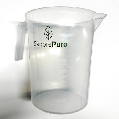 Caraffa graduata da 5 litri SaporePuro, accessorio in vetro con etichette di misurazione, fronte visibile.