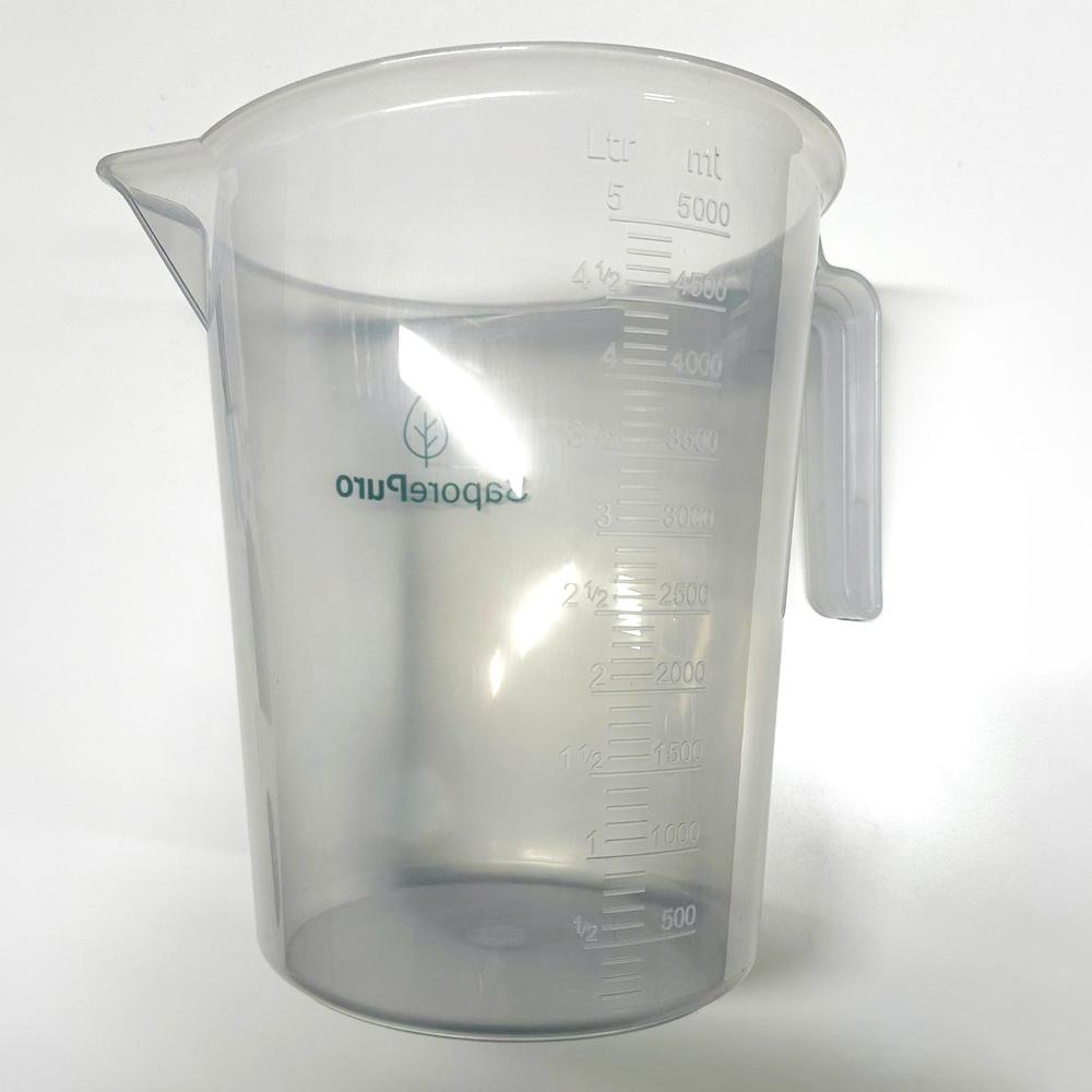 Caraffa da 5 litri graduata SaporePuro, accessorio per liquidi, vista posteriore, in plastica trasparente con misurazioni chiare.